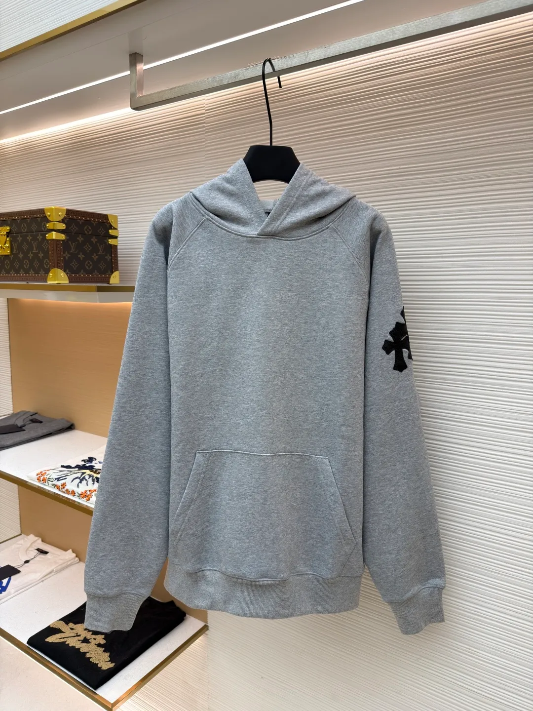 Chrome Hearts Vic custom-made leather sweatshirt ●Original version: Purchased and developed for 16999 ●Item number: 1681824-A75 ●Fabric: 100% cotton fleece fabric ●Technology: aged and oxidized ●Color: gray ●Type: loose version ●Weight: about 790g ●Size: S-M-L ●Description: The fabric is made of fleece 440g 100% cotton fleece material knitted back arm The skin is cut and cut using genuine sheepskin film, and the mold opening hardware is aged and oxidized. The overall wiring is straight and delicate, the fabric is comfortable and soft, and the color is consistent without color difference. It can be matched with the same style to create a fashionable look and control various occasions. Customized accessories, complete with three standards, same style for men and women!